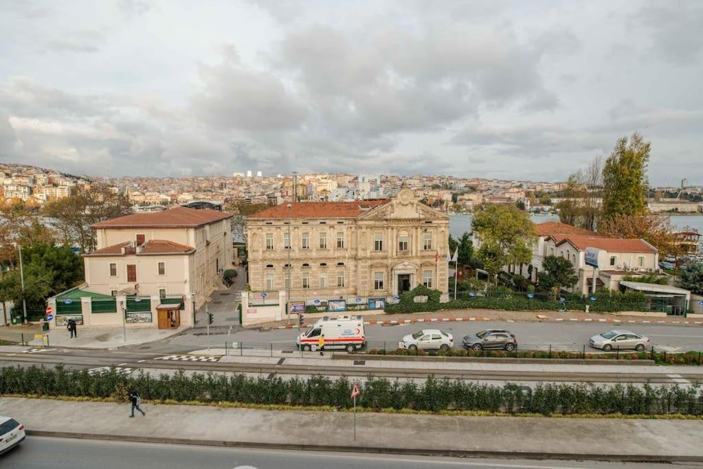 Waterfront Apartment By The Tram - Terrace With Dome & Golden Horn View In Fatih İstanbul Dış mekan fotoğraf