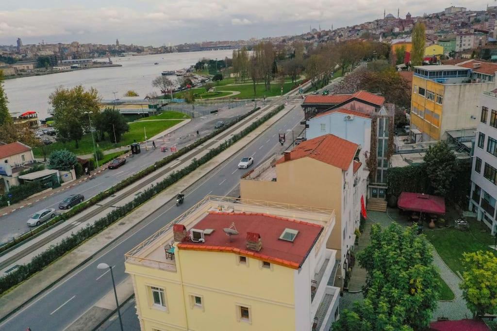 Waterfront Apartment By The Tram - Terrace With Dome & Golden Horn View In Fatih İstanbul Dış mekan fotoğraf