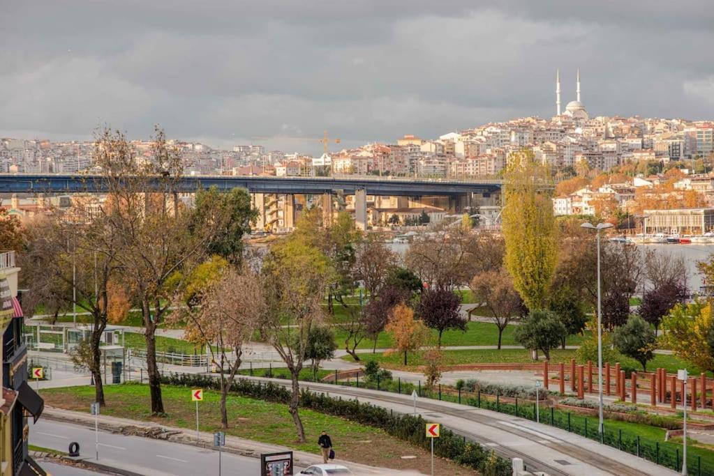 Waterfront Apartment By The Tram - Terrace With Dome & Golden Horn View In Fatih İstanbul Dış mekan fotoğraf
