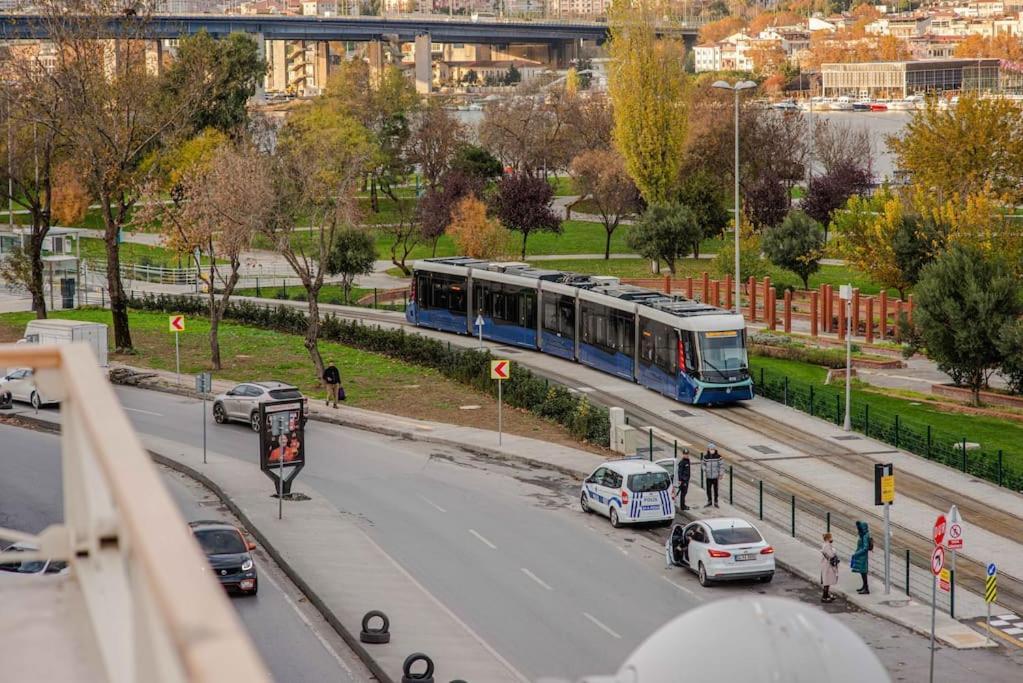 Waterfront Apartment By The Tram - Terrace With Dome & Golden Horn View In Fatih İstanbul Dış mekan fotoğraf