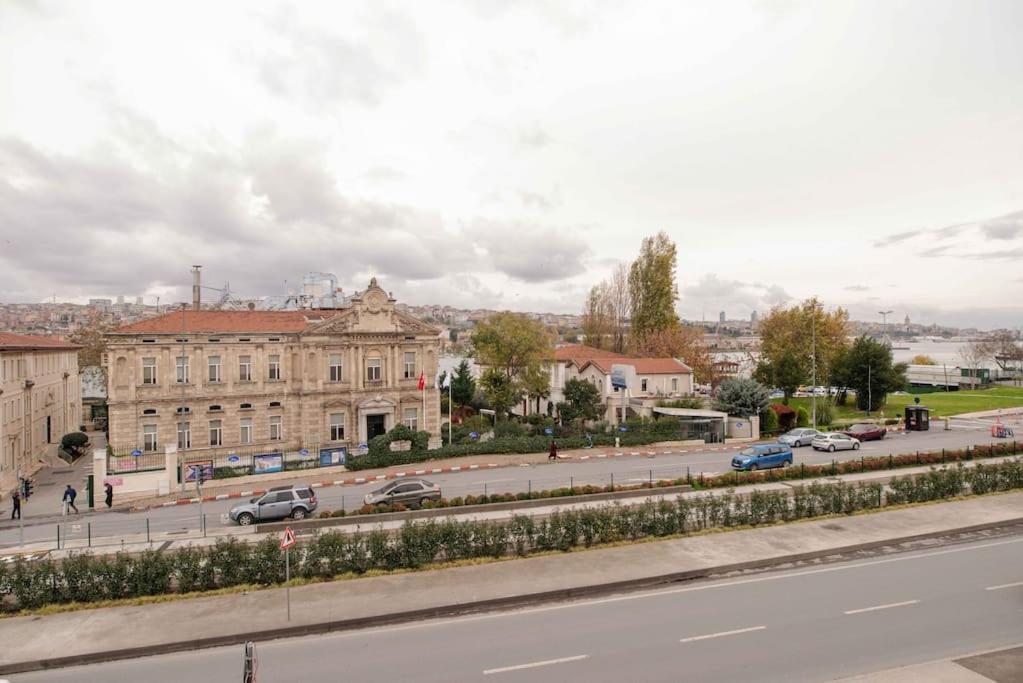 Waterfront Apartment By The Tram - Terrace With Dome & Golden Horn View In Fatih İstanbul Dış mekan fotoğraf